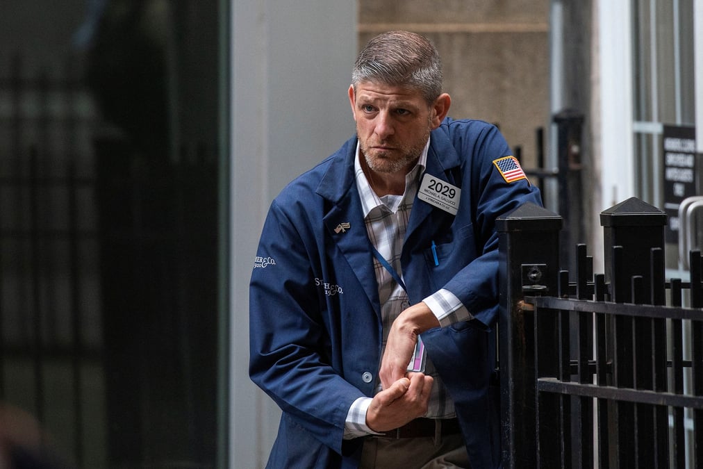 Un trader se repose a l'exterieur du new york stock exchange