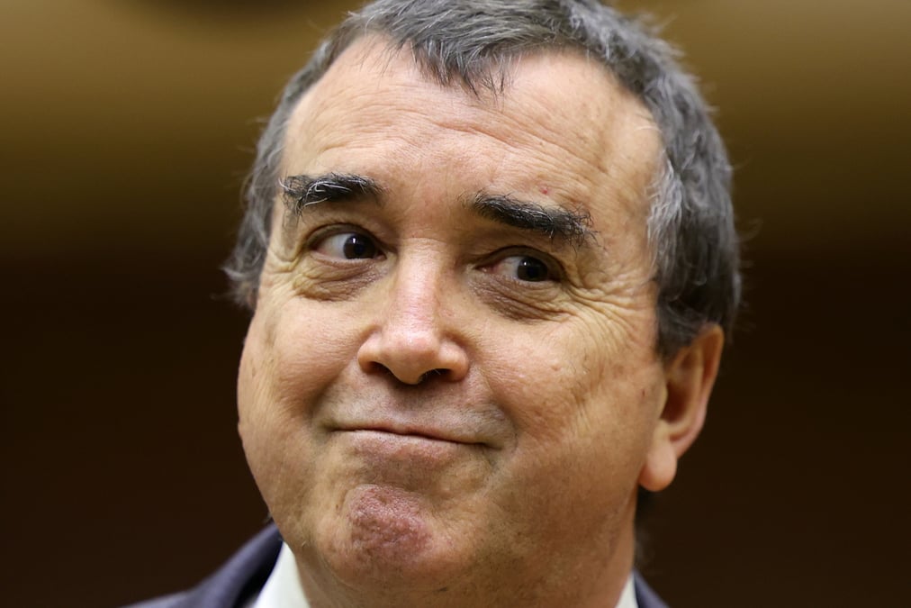 Arnaud lagardere arrive pour une audience a paris