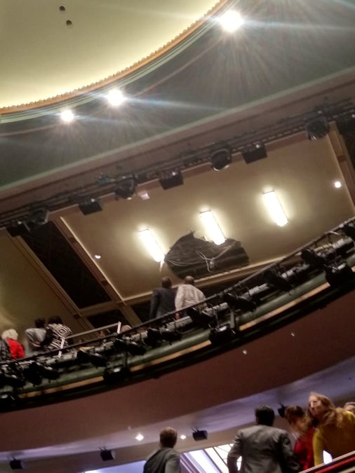 Une representation theatrale a londres suspendue apres la chute d'un plafond