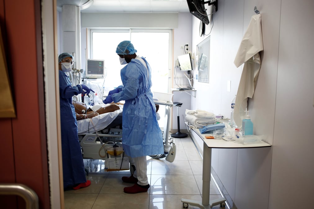 Coronavirus: le nombre de deces diminue en france, les cas graves ralentissent