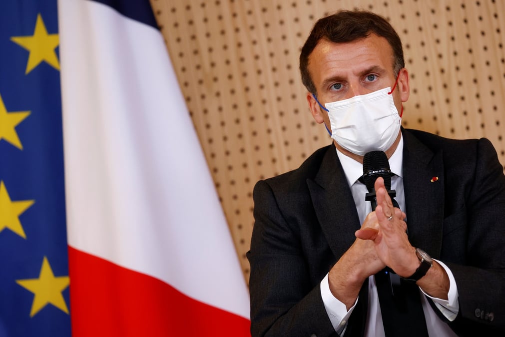 Macron appelle a tracer des "lignes rouges claires" avec la russie
