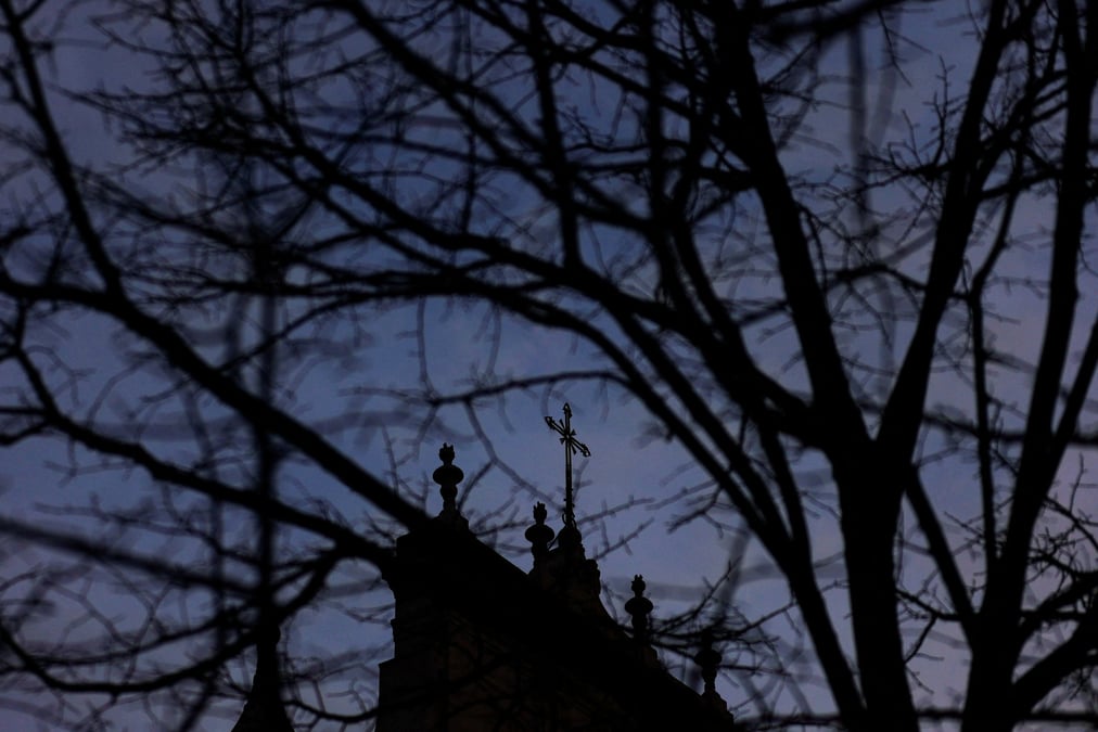 Une croix sur le toit d'une eglise a lisbonne, portugal