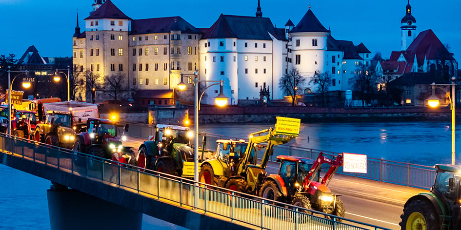 Le 8 janvier, tracteurs traversant l’Elbe devant le château de Hartenfels (Saxe), dans l’est de l’Allemagne.