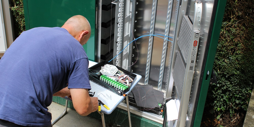 Un technicien raccorde des abonnés à la fibre.