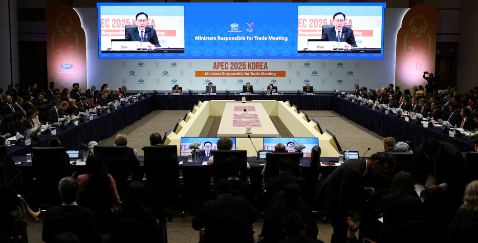 Le ministre sud-coréen du commerce, Cheong In-kyo, s’exprime lors de la cérémonie d’ouverture de la réunion des ministres de l’APEC chargés du commerce au centre de convention international de Seogwipo, sur l’île de Jeju, en Corée du Sud, le 15 mai 2025.’