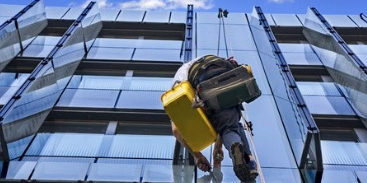 L'entreprise Caronet, rachetée par le Montpelliérain Nicollin, offre des prestations de nettoyage, notamment de vitrerie, dans la région Grand Est.