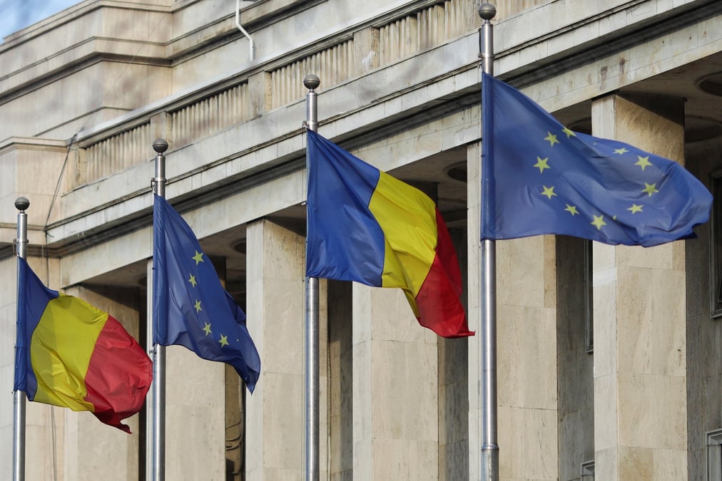 Drapeaux roumains et europeens a bucarest, roumanie