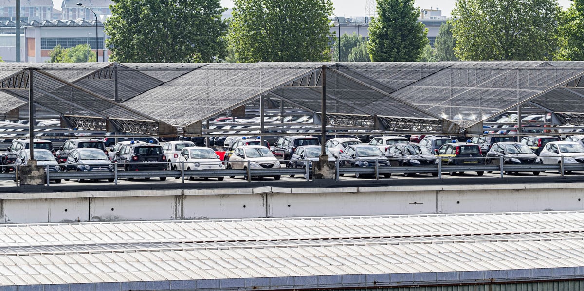 Des voitures de différentes marques de Stellantis sur un parking, à Turin.