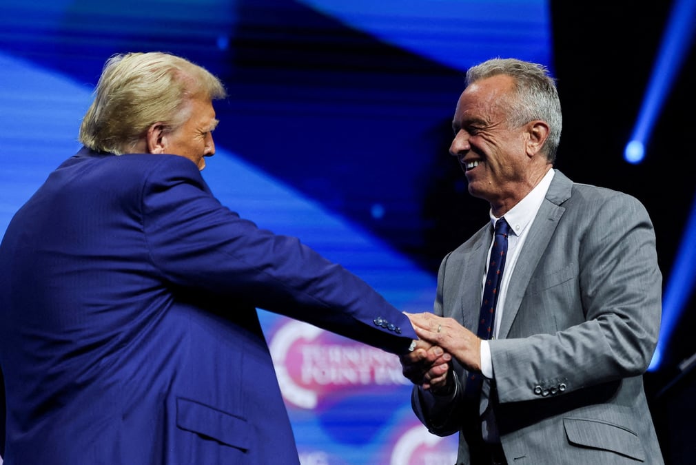 Robert f. kennedy jr. et le candidat republicain a la presidence et ancien president des etats-unis donald trump se saluent