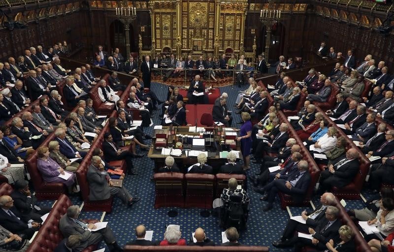 Les lords infligent un revers a may sur le brexit