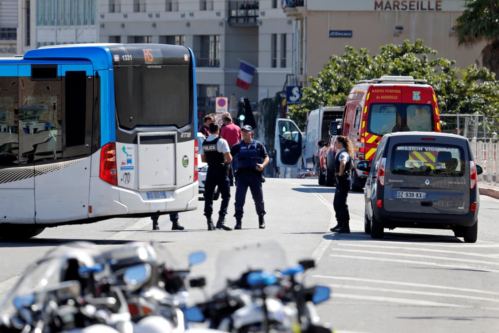 Un vehicule fonce sur deux arrets de bus a marseille, un mort