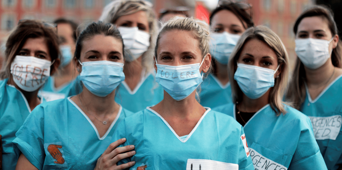 Manifestation de professionnels de santé à Nice pour réclamer des investissements du gouvernement dans les hôpitaux publics, le 30 juin 2020