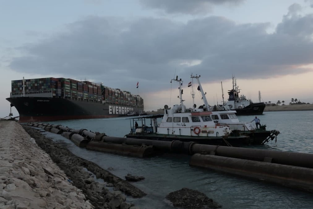 Le porte-conteneurs entravant le canal de suez remis a flot