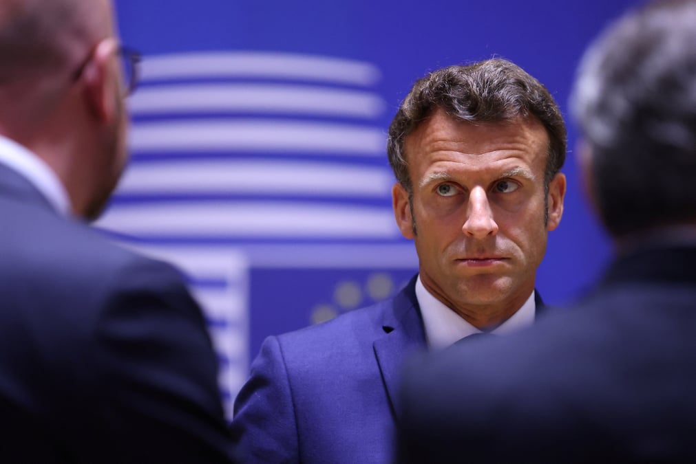 Ukraine: macron ne veut rien exclure en matiere de sanctions contre la russie