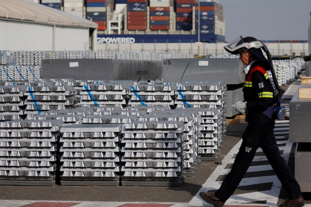 Un ouvrier passe devant l'entrepot de lingots d'aluminium d'aluminium dunkerque