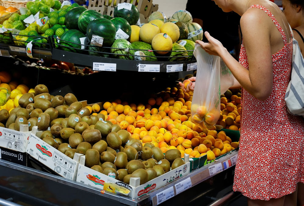 Une femme fait ses courses dans un supermache a nice