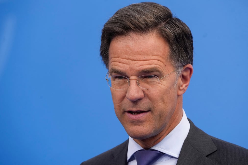 Le premier ministre neerlandais mark rutte arrive pour s'adresser aux medias avant le sommet des dirigeants de l'otan a vilnius