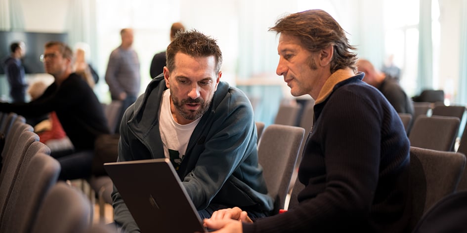 Claude Onesta a ouvert mercredi le 5e « séminaire coachs Paris 2024 » avec Jacco Verhaeren (natation), avant que n’aient lieu des débats en plus petit
comité, comme ici entre Guillaume Gille (handball) et Jérôme Daret (rugby à 7).