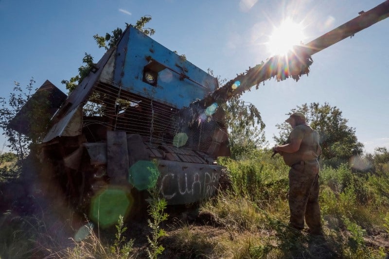 Un militaire ukrainien apparait a cote d'un char de combat russe