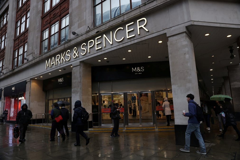 Des pietons passent devant un marks & spencer a londres