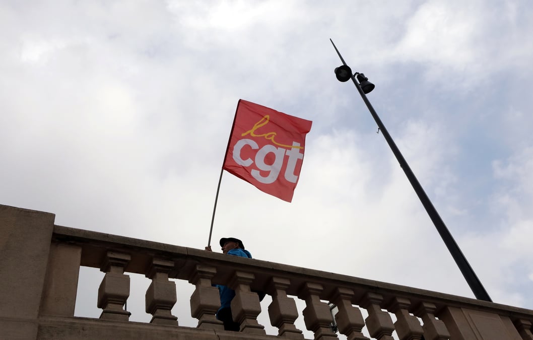 La cgt menace sur les retraites, l'executif tempere