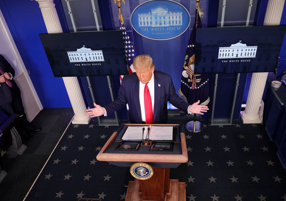 Coronavirus: trump vante la chloroquine, se plaint de sa cote de popularite