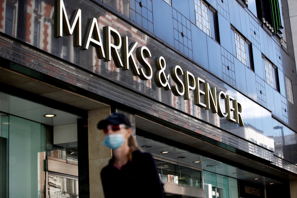 Marks & spencer monte sur des rumeurs d'interet d'apollo