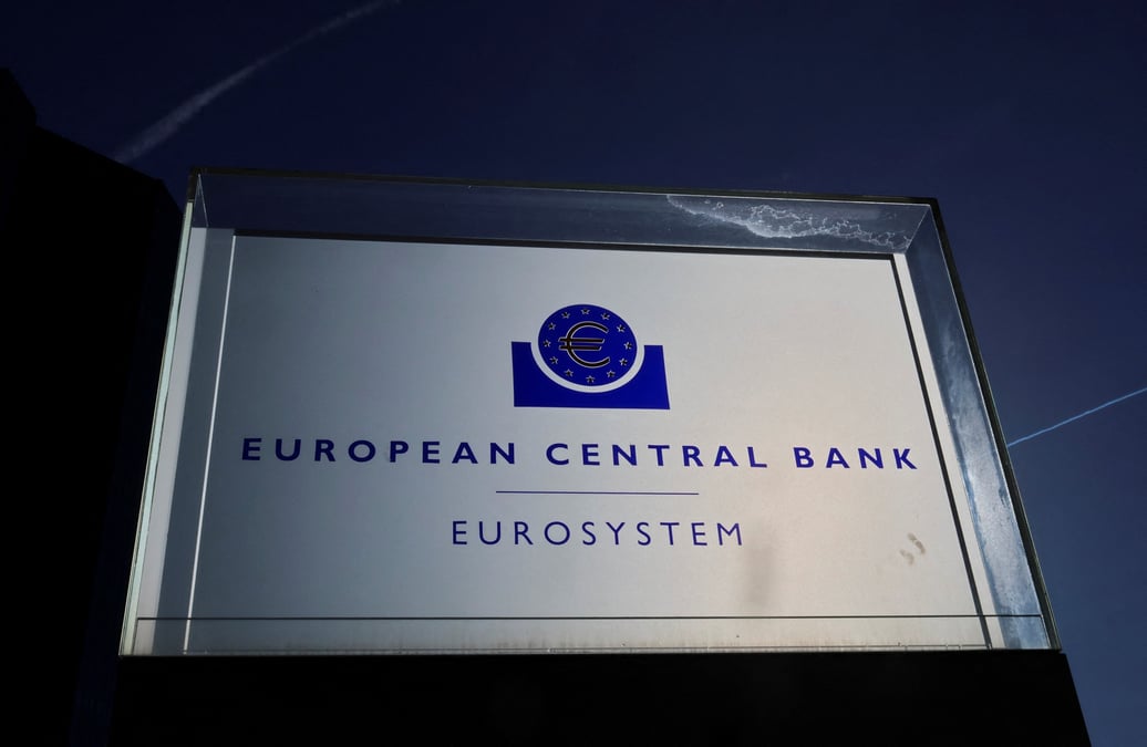 Une vue de la signalisation a l'exterieur du batiment de la banque centrale europeenne (bce) a francfort.