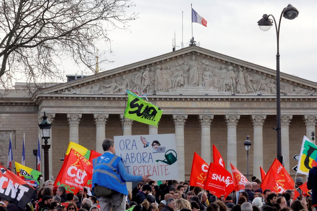 Photo des manifestants tiennent des banderoles sur la place de la concorde pres de l'assemblee nationale a paris