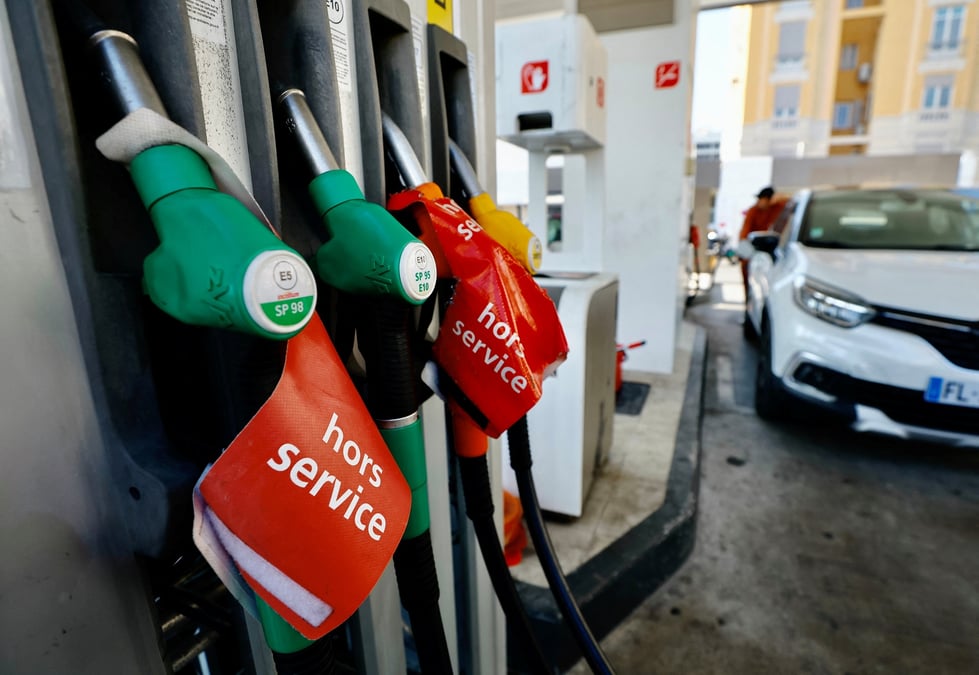 L'approvisionnement en essence est perturbe dans le sud de la france par une greve des raffineries et des depots francais