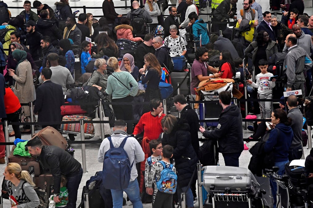 Photo d'archives: des passagers attendent dans une file d'attente pour l'enregistrement dans le batiment du terminal sud de l'aeroport de gatwick, a gatwick