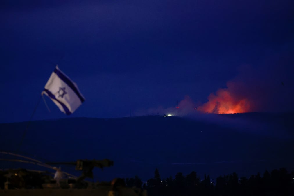 Les flammes s'elevent au-dessus du liban, vues depuis le nord d'israel
