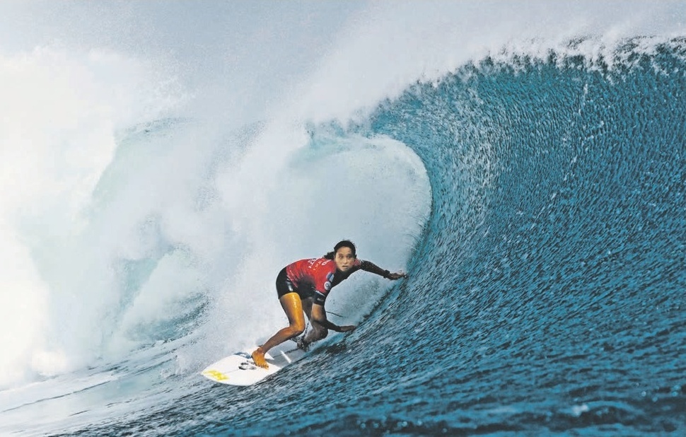 La surfeuse française Vahine Fierro, à Teahupoo en compétition de la World Surf League (WSL), le 16 août 2023.