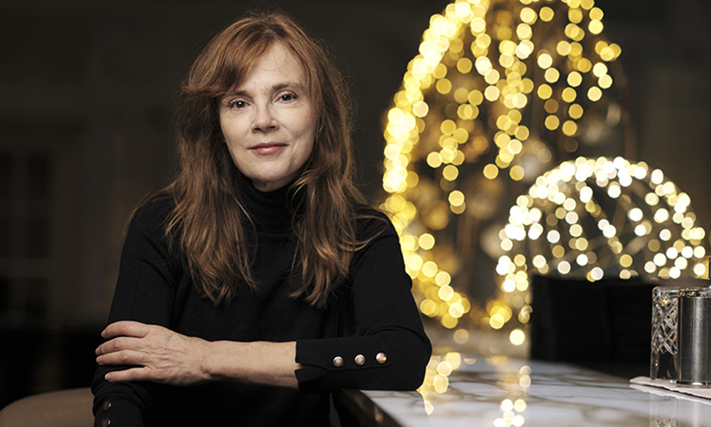 Isabelle Carré à Paris au bar de l’hôtel Lutetia, quelques jours avant Noël.