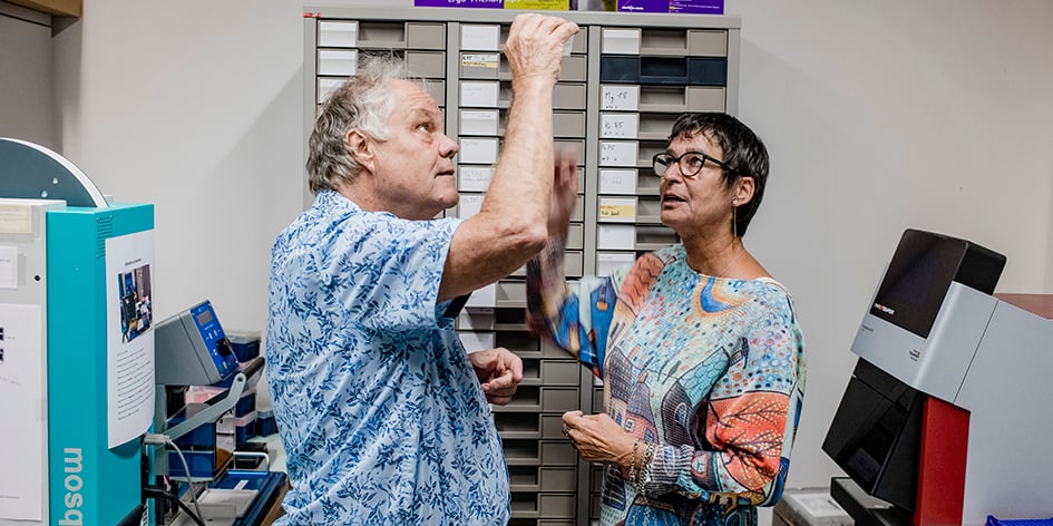 Les scientifiques Jean-Michel Claverie et Chantal Abergel dans leur laboratoire de l’IGS (Information génomique et structurale), à Marseille.