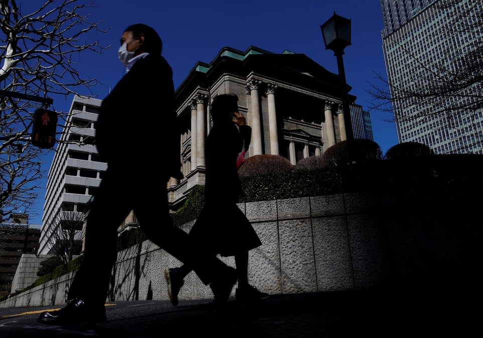 Des pietons passent devant le batiment de la banque du japon a tokyo