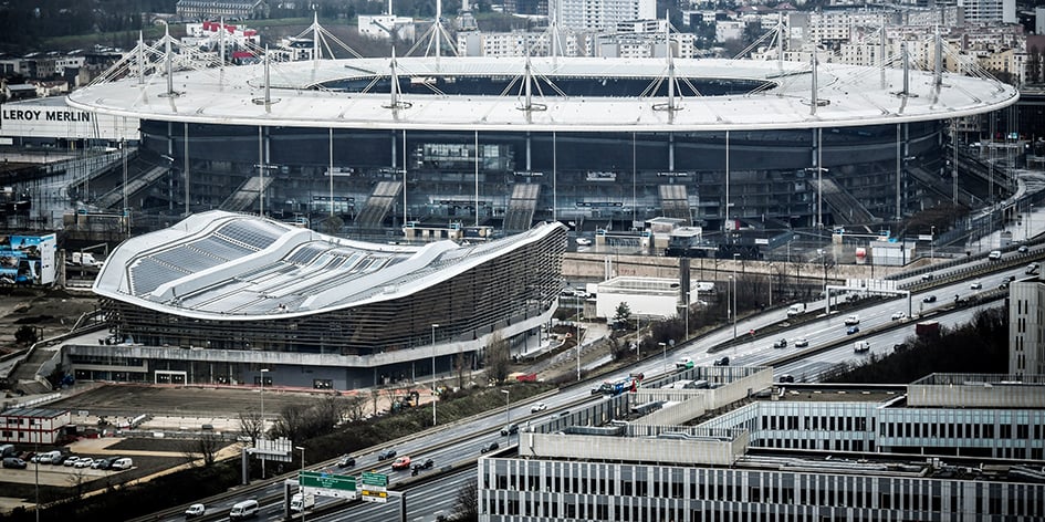 Le Centre aquatique de Saint-Denis, relié au Stade de France par une passerelle
de 100 mètres, sera inauguré jeudi en présence du président de la République.