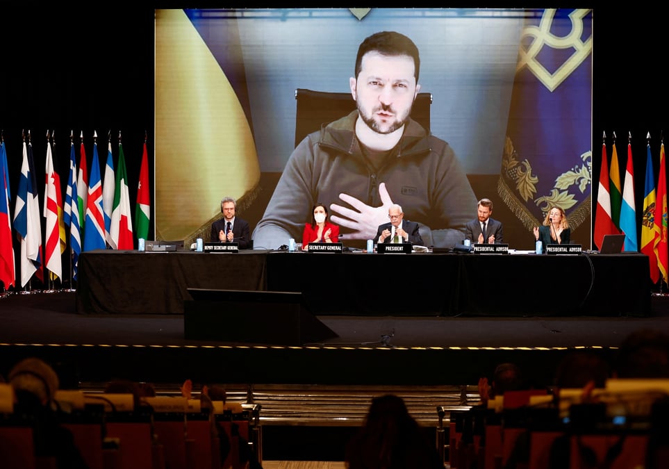 Le president ukrainien volodymyr zelenskiy apparait sur un ecran lors d'une assemblee parlementaire de l'otan a madrid