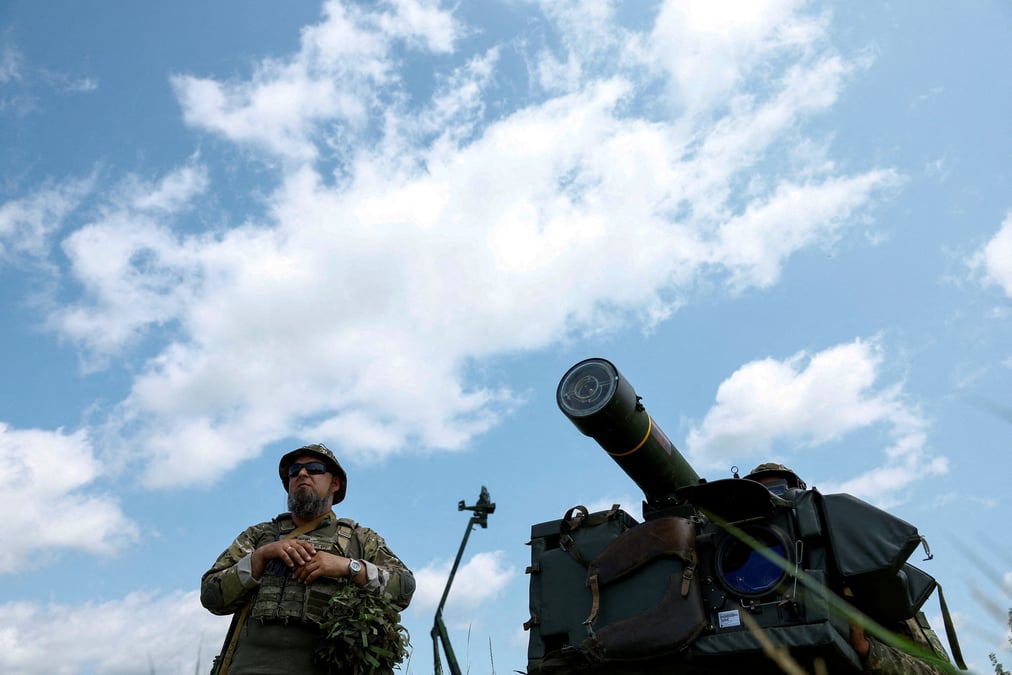 Photo d'archives: des militaires ukrainiens d'une unite de defense aerienne utilisent un systeme de defense aerienne portable suedois rbs 70 pendant leur quart de combat dans la region de kiev