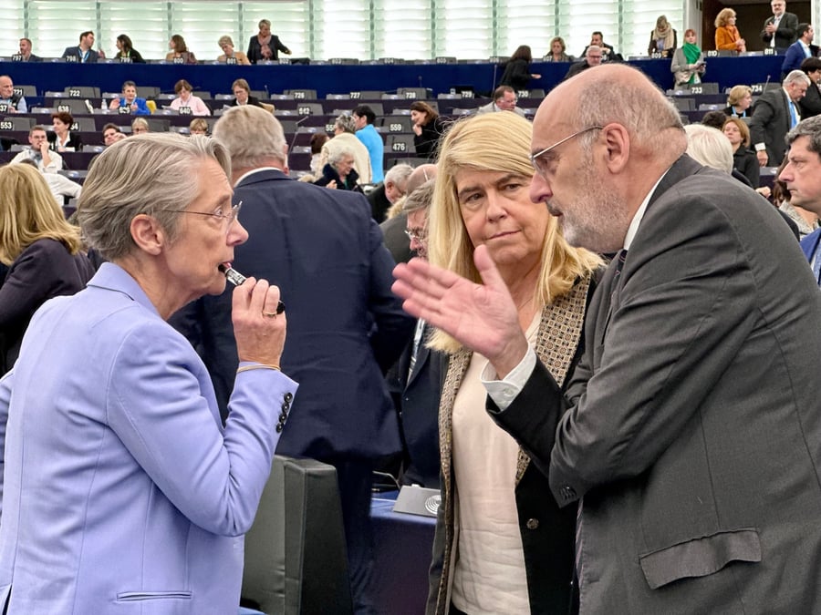 La Première ministre Elisabeth Borne s'est entretenue avec Jean-Léonce Dupont, président (UDI) de la commission Finances des Départements de France et président du département du Calvados, sous le regard de Dominique Faure, ministre déléguée en charge des collectivités territoriales et de la ruralité.