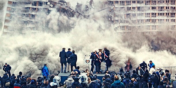À Montvilliers, ville imaginaire du film, les pouvoirs publics procèdent à la destruction des vieux immeubles hérités des années 1960.