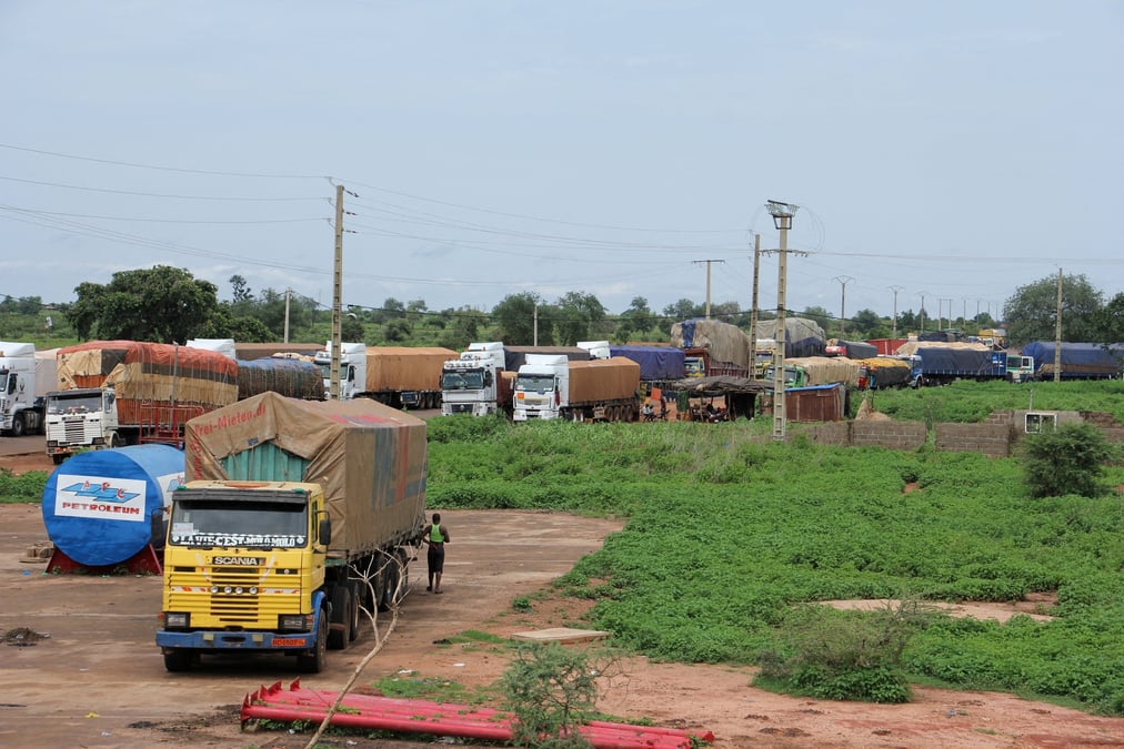 La nourriture et l'aide s'accumulent a la frontiere du niger a cause des sanctions