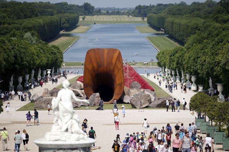 Tags antisemites sur une sculpture monumentale a versailles