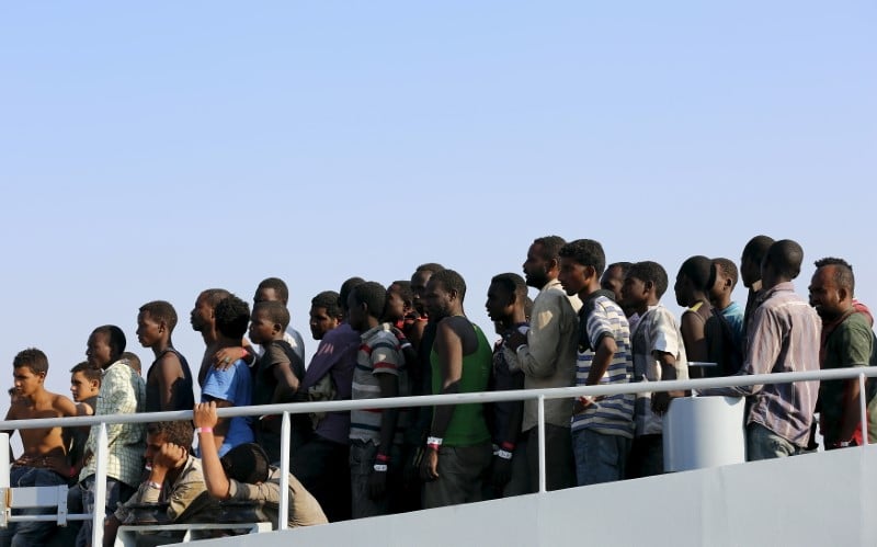 Sicile: 450 migrants debarquent, 5 pays en prendront la moitie