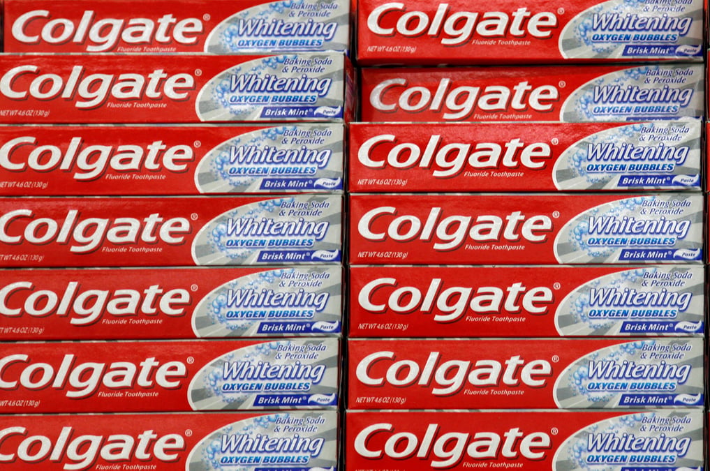 Colgate ajuste a la baisse sa prevision de benefice par action, recule en bourse