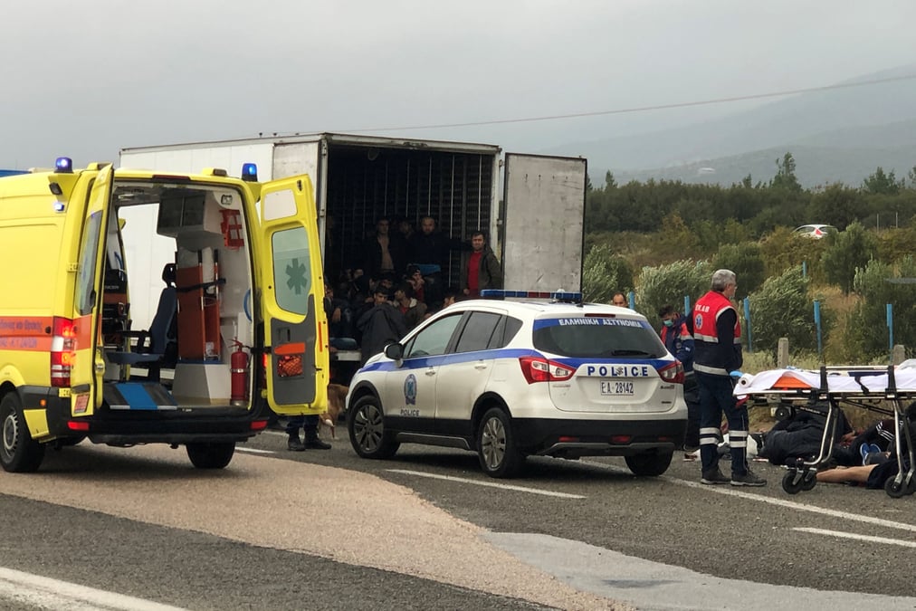 Grece: 41 migrants retrouves en vie dans un camion frigorifique