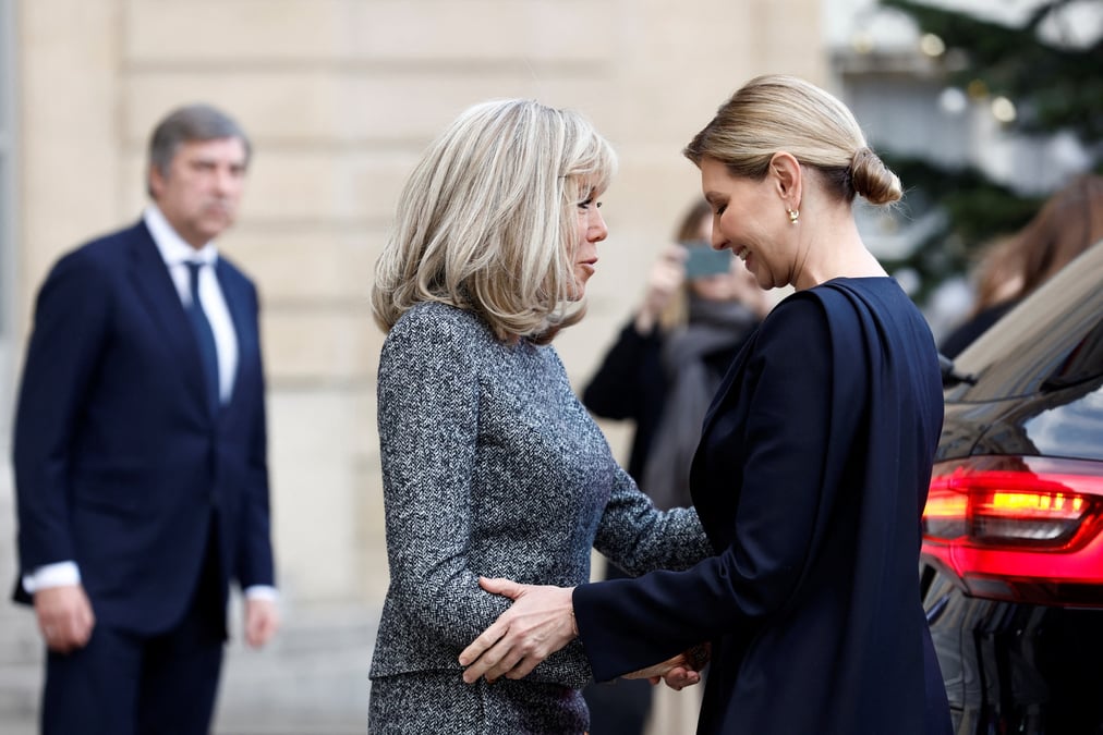 Brigitte macron rencontre la premiere dame d'ukraine, olena zelenska, au palais de l'elysee a paris