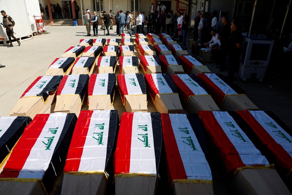 Photo d'archives des restes de personnes de la minorite yezidie, tuees lors d'attaques de l'etat islamique en 2014, apres avoir ete exhumees d'une fosse commune, a mossoul, en irak