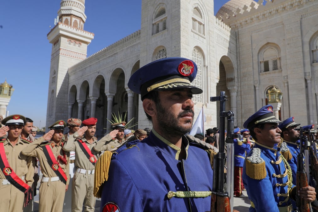 Des gardes d'honneur et des cadets militaires participent a un cortege funebre pour les combattants houthies tues lors des frappes menees par les etats-unis, a sanaa, au yemen
