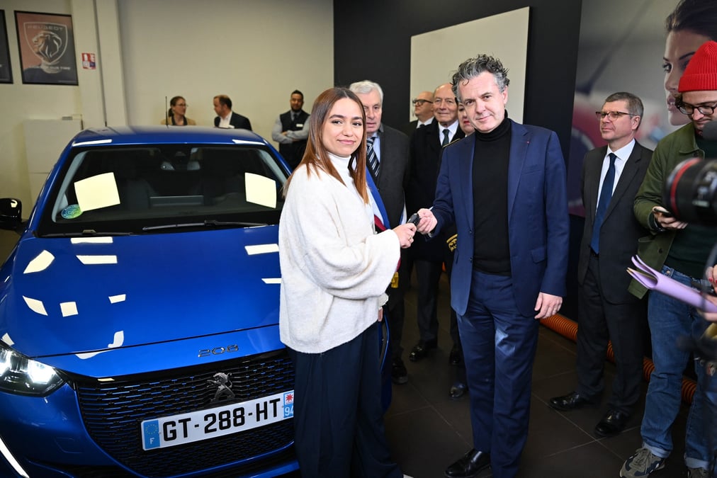 Christophe Béchu, ministre de la Transition écologique, remettait ce matin les clés de la première voiture bénéficiant du leasing social, lancé par l'Etat en décembre dernier.